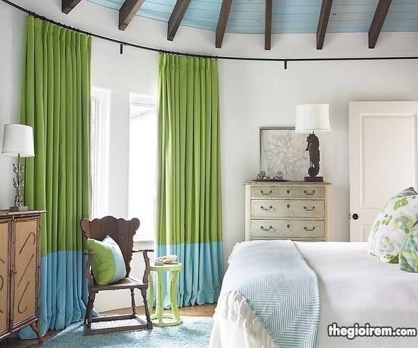 Rèm cửa màu xanh cho phòng ngủ mùa hè