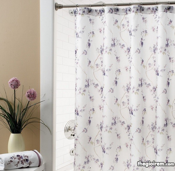 Phòng tắm đẹp với hoa tươi và rèm phòng tắm