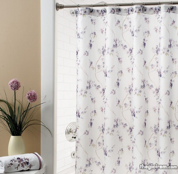 Rèm phòng tắm – điểm nhấn trong phòng tắm màu trắng