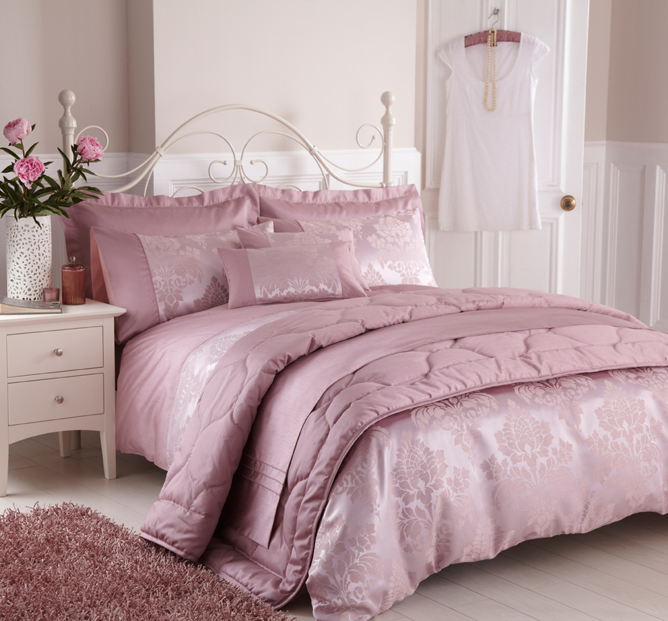 Một bộ chăn ga màu hồng bụi làm mới phòng ngủ