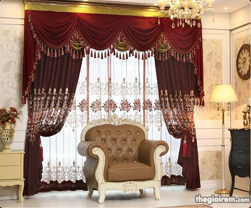 Phòng khách xa hoa hơn với rèm cổ điển