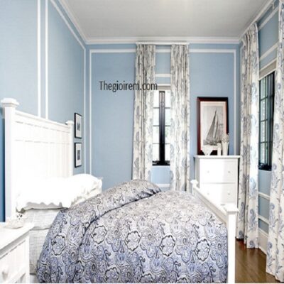 rem hoa cho cua so phong ngu nho