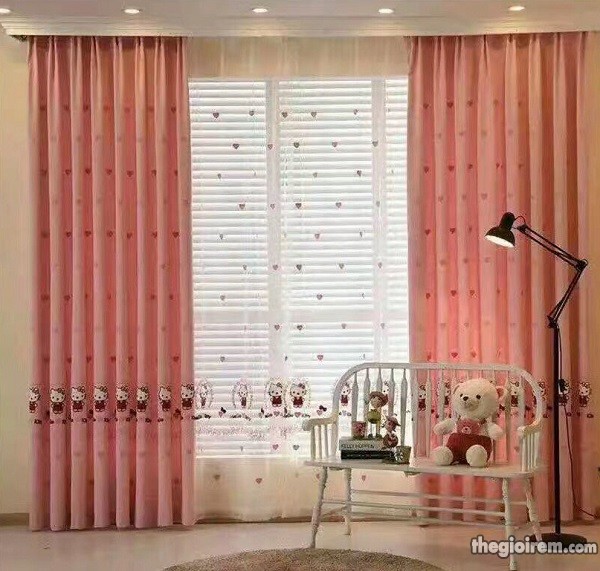 Rèm cửa sổ Hello Kitty cho không gian phòng bé gái thêm điệu đà